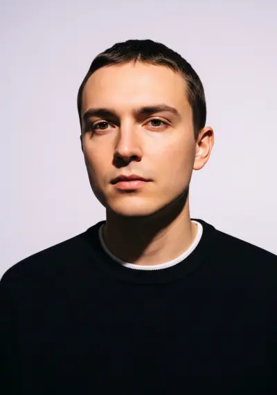[PHOTO] portrait - Casual source photo for AI processing. Style: Natural. Color: neutral.