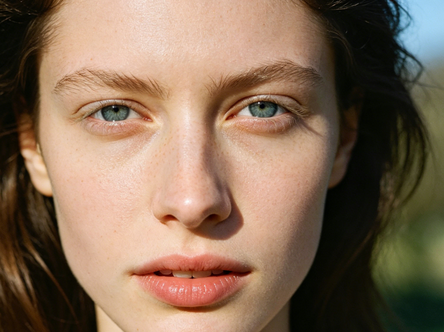 4:3 aspect ratio portrait of plain-faced European and American woman, natural faint eyebrows, original facial features, unchanged hairstyle, posture and frame composition