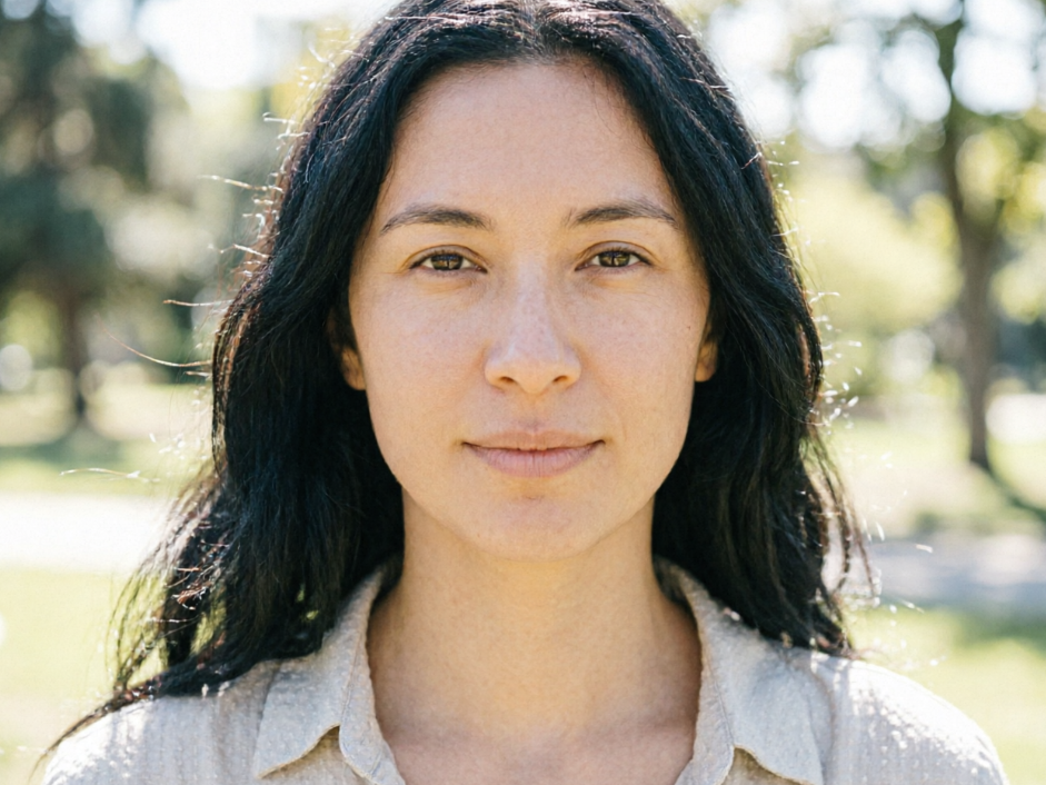 Outdoor natural light close-up portrait of a European woman, park background, black original hair color, fresh daily style under soft sunny light, bright and clear image, 4:3 aspect ratio