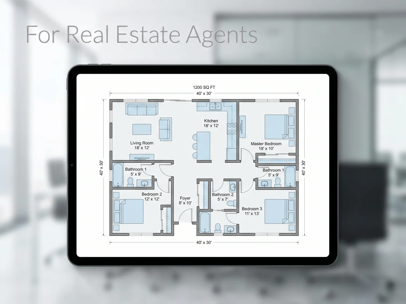 Agente inmobiliario mostrando un plano de planta a posibles compradores de viviendas